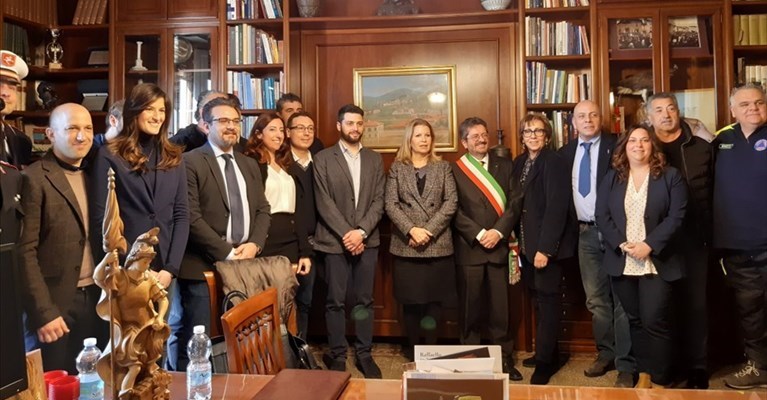 Il prefetto con tutti i rappresentanti comunali durante la visita a Signa