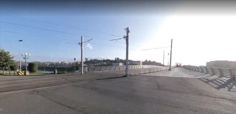 Il ponte della tramvia sotto cui l'uomo ha acceso il fuoco