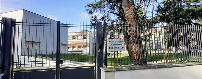 Scuola Dino Compagni, l'ingresso da via Verità