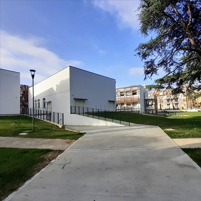 Il percorso nel parco della scuola visto da via Verità