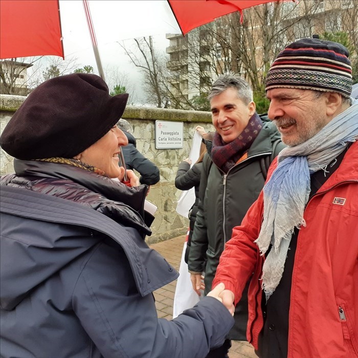 Il saluto fra la vicesindaca Giachi e Umberto Voltolina, fratello di Carla