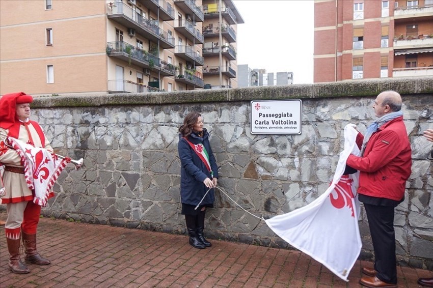 Il momento di scopertura della targa