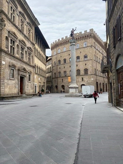 foto di Sandra Bianchini Via Tornabuoni Piazza Santa Trinita   ore 5.3.20 0re 12.45