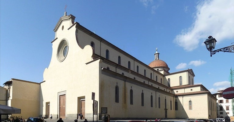 La monumentale facciata della basilica di Santo Spirito