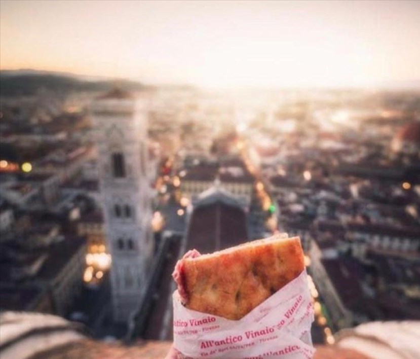 La schiacciata di All'Antico Vinaio con vista su Firenze