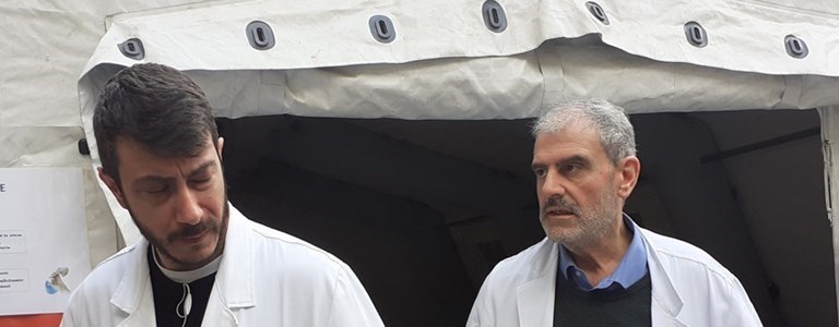 I medici del Pronto Soccorso che verificano se nella tenda tutto è a posto