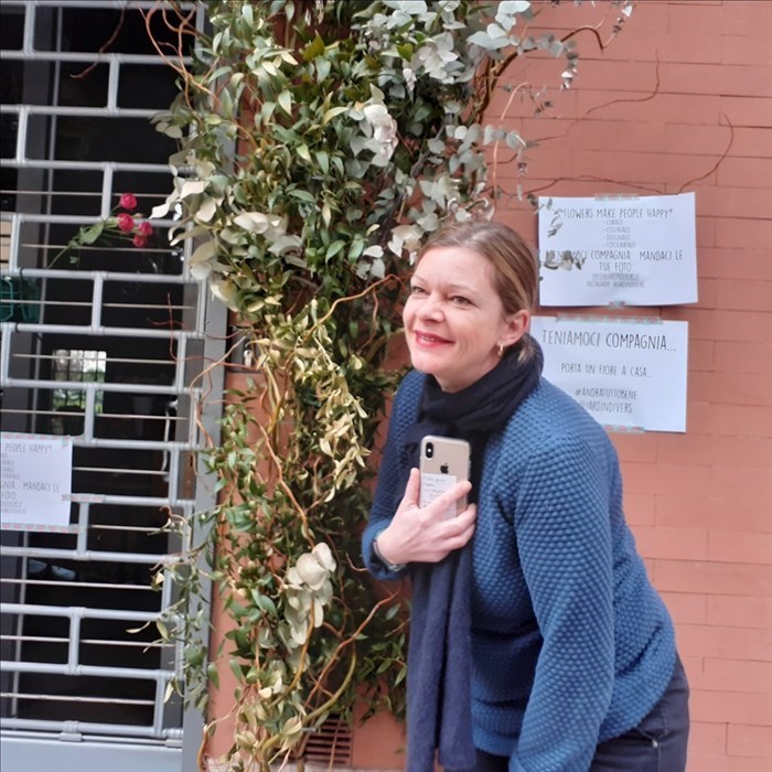 Sandrine osserva curiosa dal marciapiede