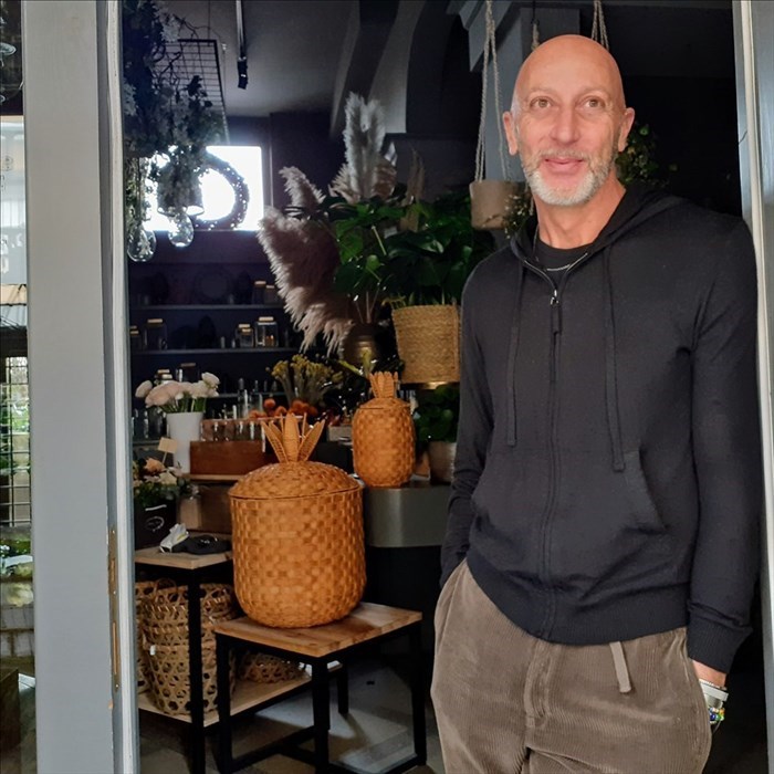 Alessandro, dentro il negozio