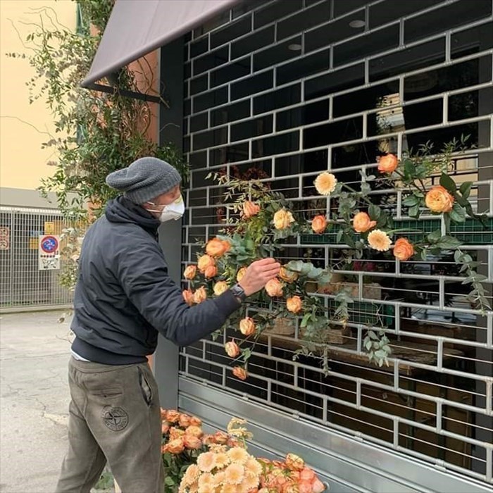 Porta a casa un fiore a casa per compagnia"", l'iniziativa anti-quarantena