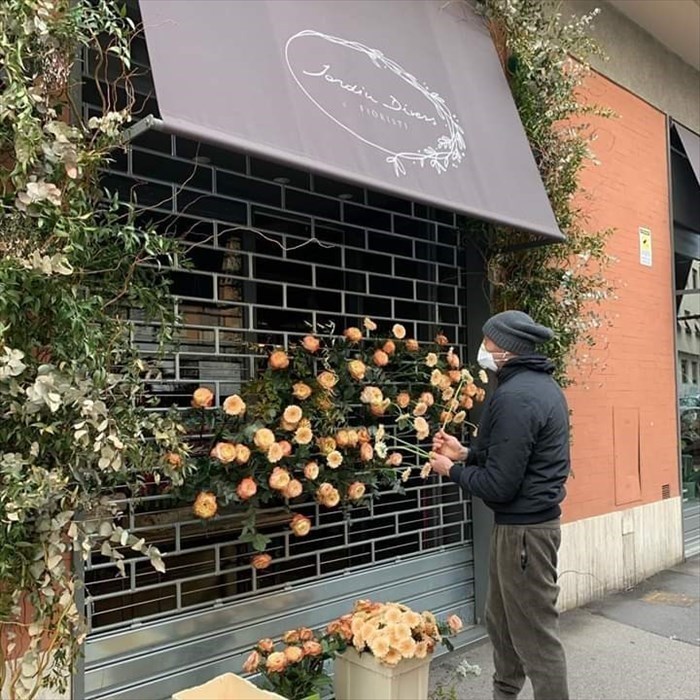 Porta a casa un fiore a casa per compagnia"", l'iniziativa anti-quarantena