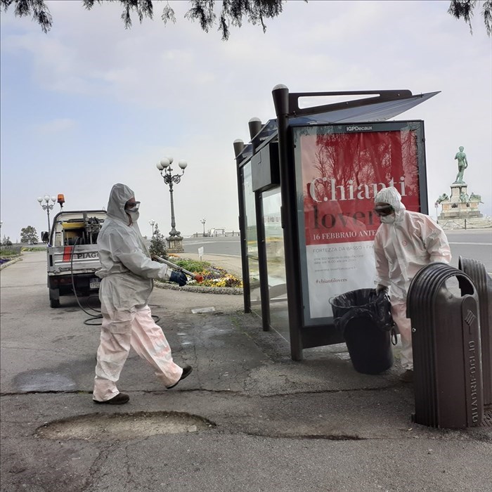 operazioni di pulizia al Piazzale Michelangelo