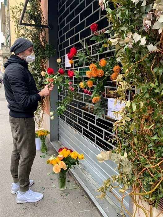 Alessandro inserisce i fiori in vetrina