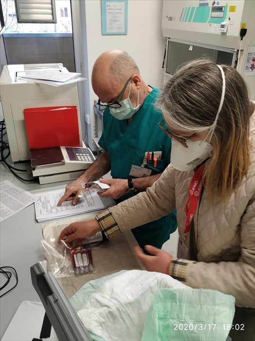 Barbara e il dottore mentre consegna