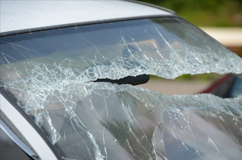 Auto con vetro rotto