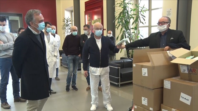 Rossi consegna le mascherine all'ospedale di Careggi