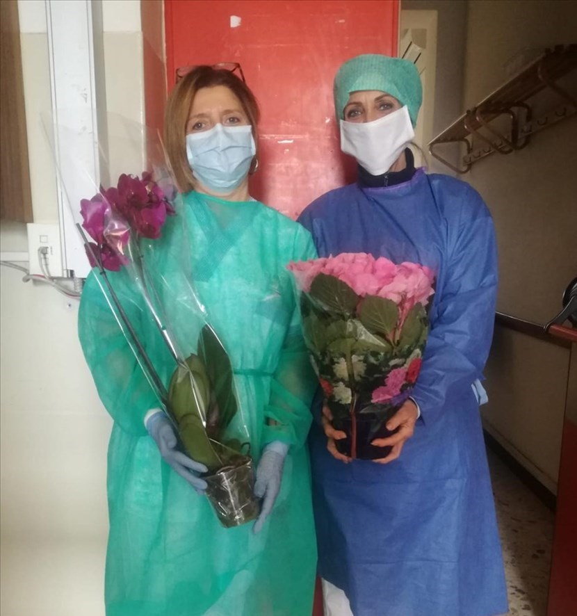 Infermiera e dottoressa con i fiori della Coldiretti