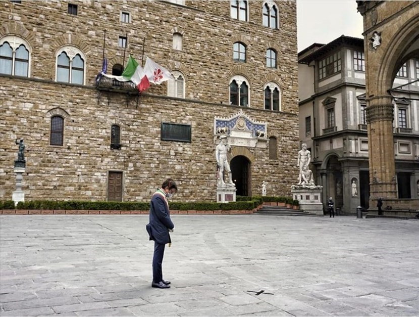 Nardella in piazza Signoria per il minuto di silenzio
