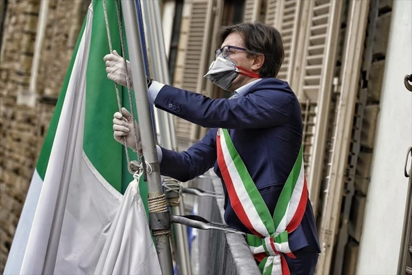 Nardella in piazza Signoria per il minuto di silenzio
