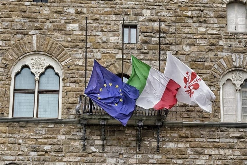 Nardella in piazza Signoria per il minuto di silenzio