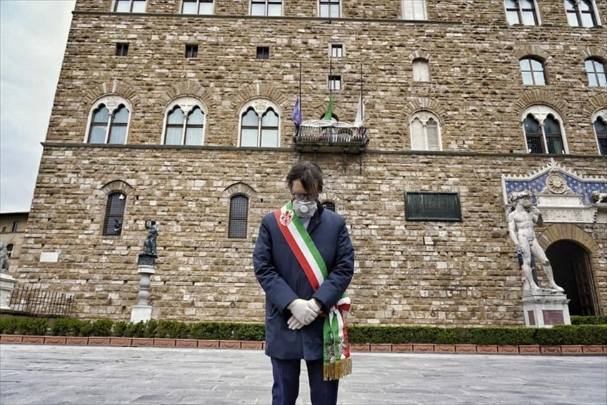 Nardella in piazza Signoria per il minuto di silenzio