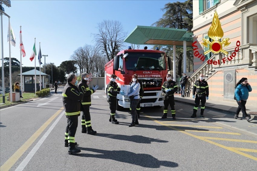 Meyer: vigili del fuoco portano la cioccolata ai piccoli pazienti