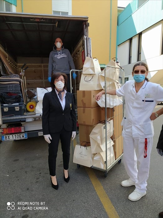 Medici e sanitari ricevono colombe dal caffè Rivoire