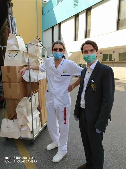 Medici e sanitari ricevono colombe dal caffè Rivoire