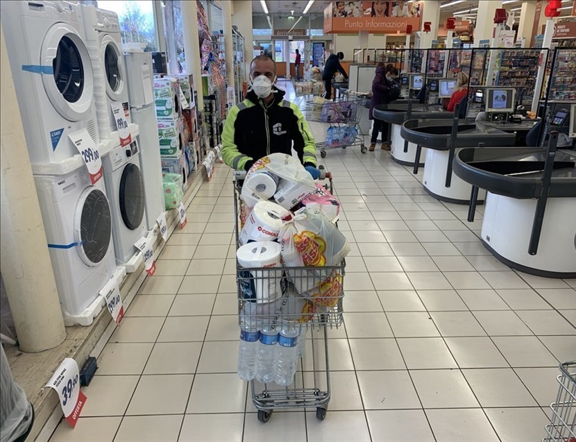 Un carrello pieno diprodotti di prima necessita