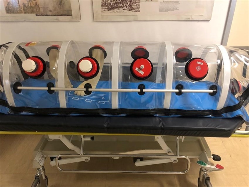 Barella di biocontenimento per pazienti COVID