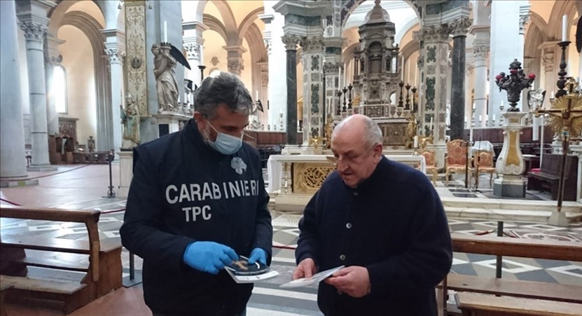 Carabinieri nella basilica di Santo Spirito