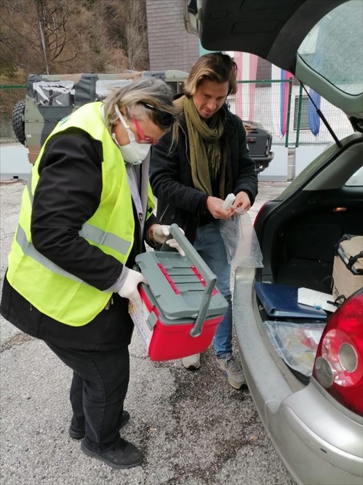Nadia prende in consegna le cellule dal collega austriaco nella ""terra di nessuno"" al confine italo-austriaco di Tarvisio