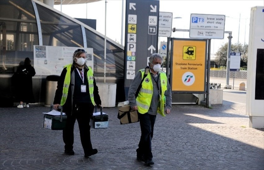 Massimo e Nadia prendono in consegna tre ""doni"" all'aeroporto di Roma Fiumicino da colleghi tedeschi