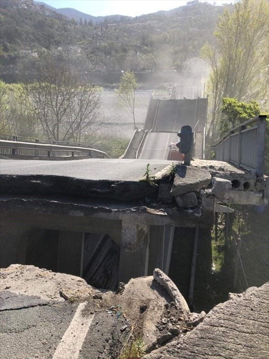 Crolla ponte in Toscana: vigili del fuoco a lavoro