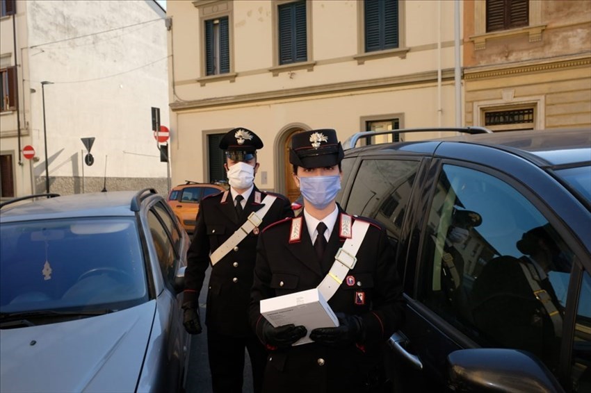 Carabinieri consegnano tablet a un giovane studente