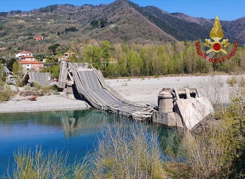 Crolla ponte in Toscana: vigili del fuoco a lavoro