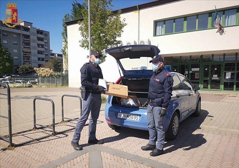 I poliziotti consegnano computer a casa degli studenti