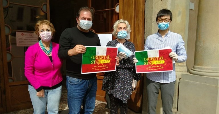 Il momento della consegna a Villa Arrivabene sede istituzionale del Quartiere 2