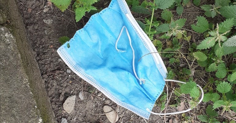 mascherine gettate in terra