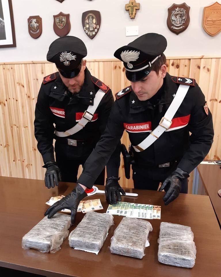 Trasportatore di caffè fermato per un controllo, trovato con chili di cocaina: arrestato