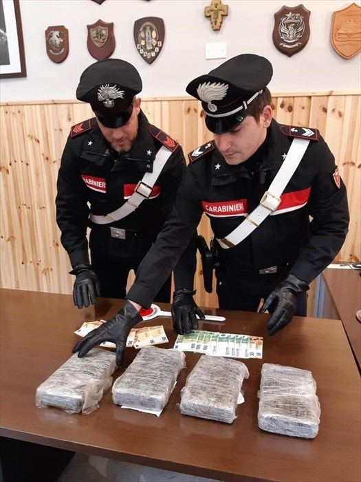 Trasportatore di caffè fermato per un controllo, trovato con chili di cocaina: arrestato