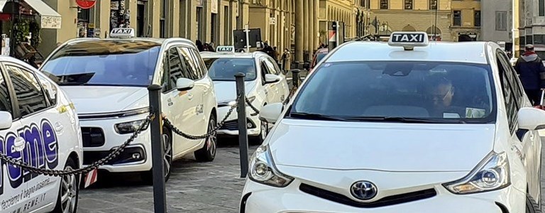 Taxi in coda in attesa di clienti