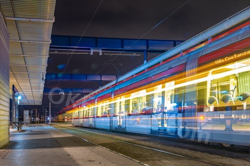 Tramvia vuota al suo interno e nessuno usufruisce dei trasporti pubblici.