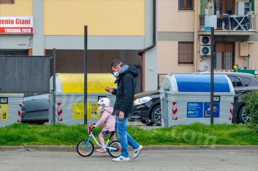 Padre e figlia si concedono una passeggiata prima del LOCKDOWN