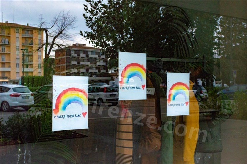 Uno dei numerosi negozi chiusi a causa del COVID-19 e che espone nella sua vetrina il disegno con #andràtuttobene