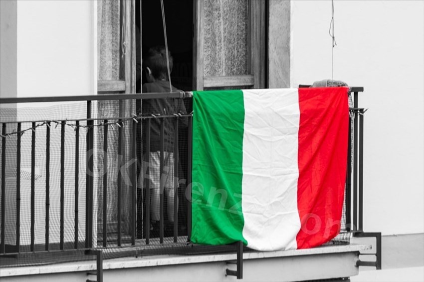 Una delle tante terrazza che espongono il Tricolore.