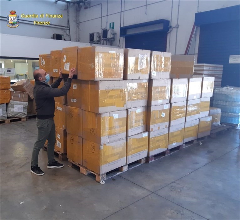 Coronavirus e criminalità: maxi-sequestro di mascherine e test sierologici rapidi irregolari