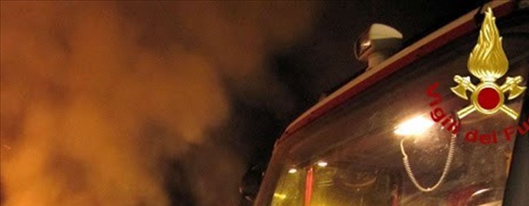 Incendio nella notte alle Cure: a fuoco un cassonetto e due auto