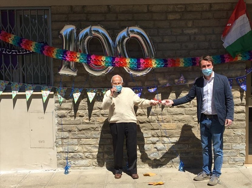 Il sindaco Lorenzo Falchi e il signor Bruno