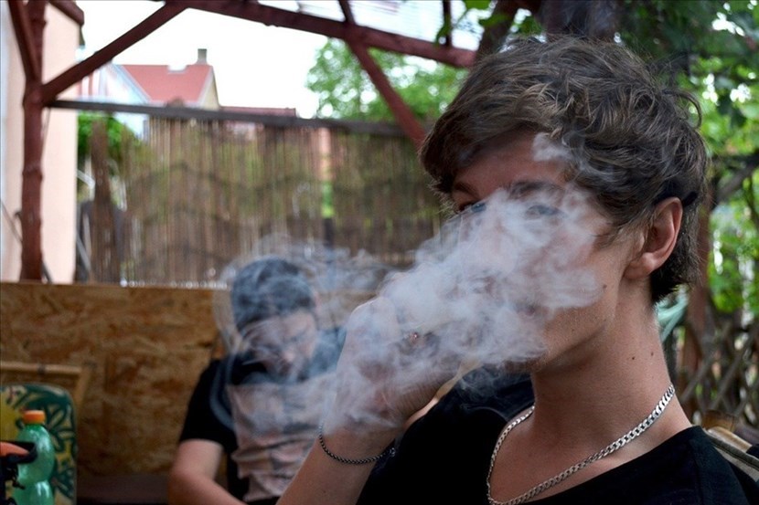 Giovani fumano marijuana
