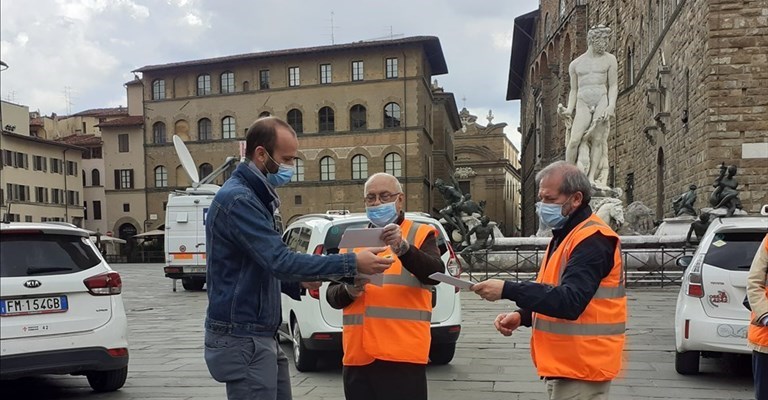 La consegna delle buste solidali